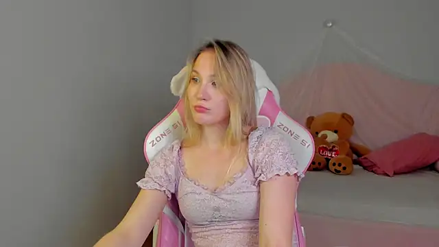 ElaraVoltage élő XXX-chatje