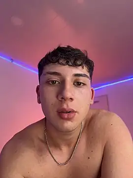 oliver_kyy Show in webcam