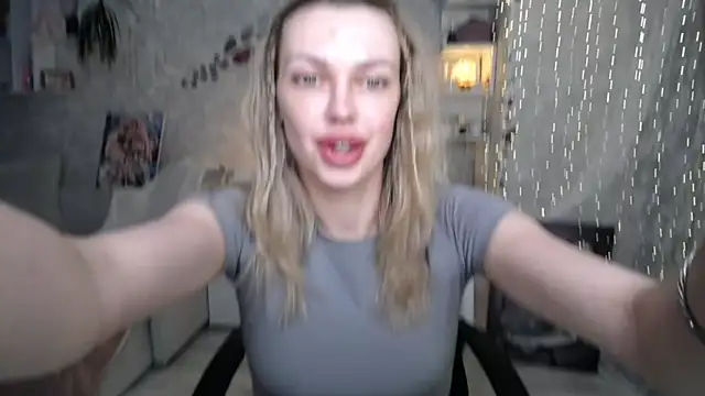 XXX chat uživo modela NickyAdamidi