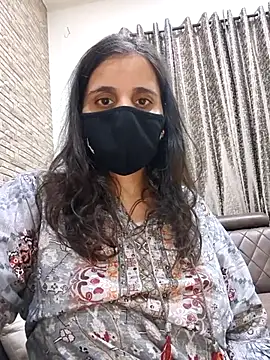 Chat +18 de tinaarora ao vivo