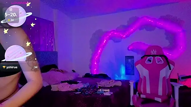 larah_uwu's Live XXX Chat