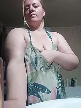 Pokazy przed kamerką – HotStepmommy4