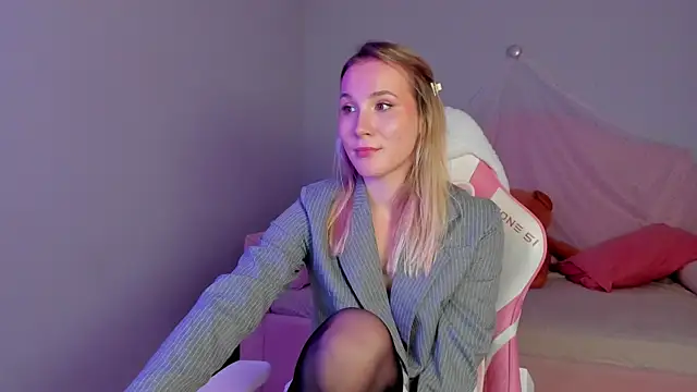 ElaraVoltage live XXX chat