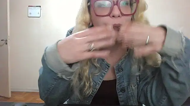 Show de BlondieTami na webcam