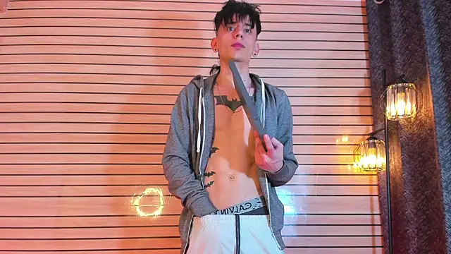 TheBatMansion Show in webcam