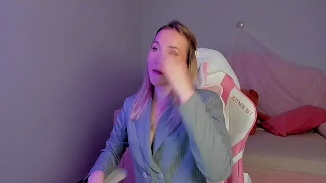 XXX chat uživo modela ElaraVoltage