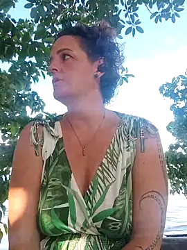 emiliemilf: απευθείας συνομιλία ΧΧΧ