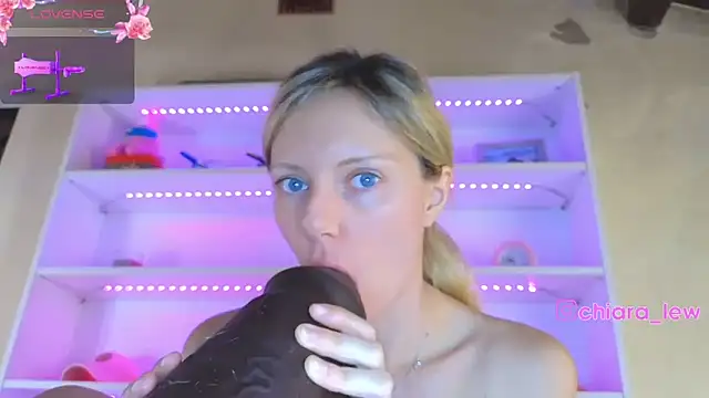 ChiaraLewis' Live XXX Chat