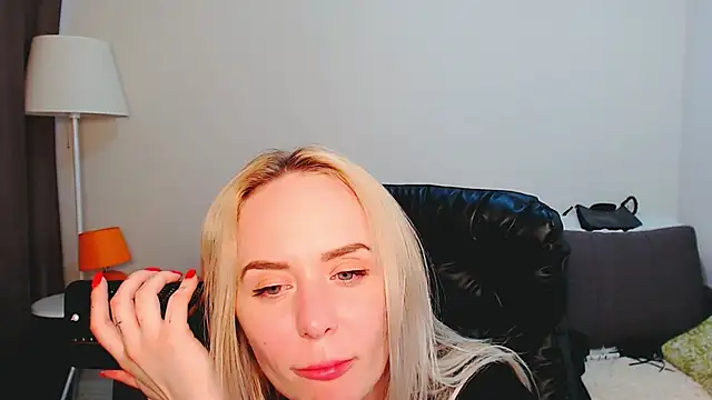 LiluMoon__ Adlı Modelin Canlı XXX Sohbeti