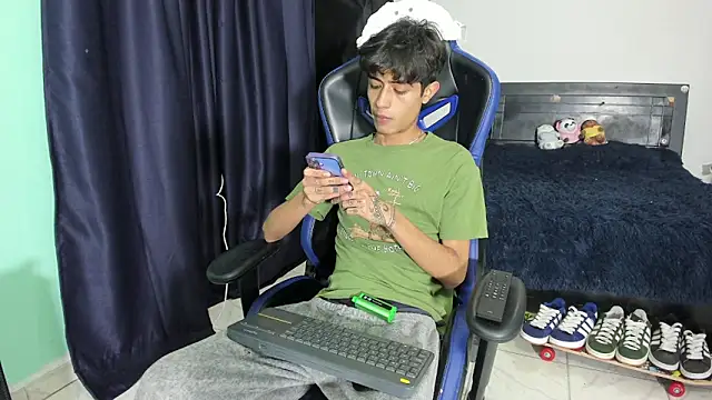 TYLERhHOT2005 – webcam-show