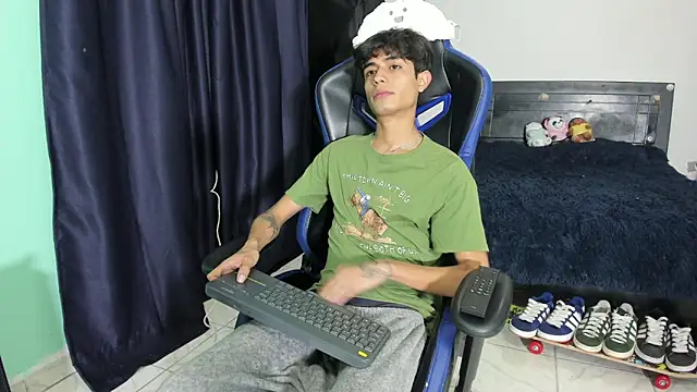 TYLERhHOT2005 Webcam show