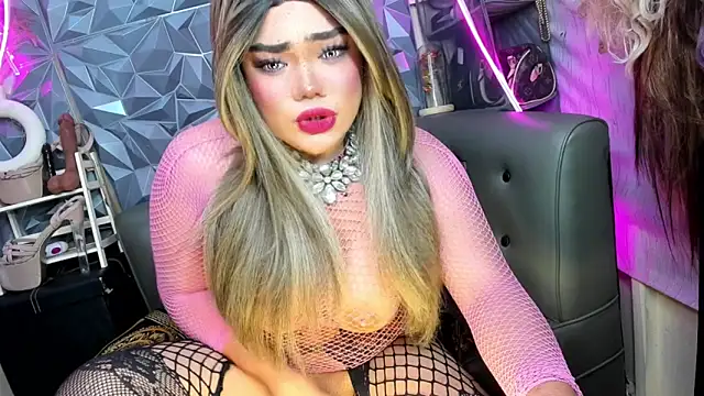 AlwaysHornyMiaのウェブカメラショー