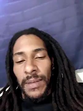 Mikaaa97: διαδικτυακό σόου στην κάμερα