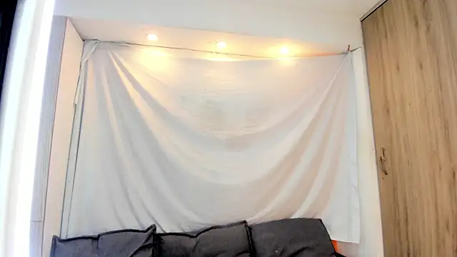 Mhelanny2 Adlı Modelin Canlı XXX Sohbeti