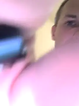 Show modela AttractiveSilk5 na web-kameri