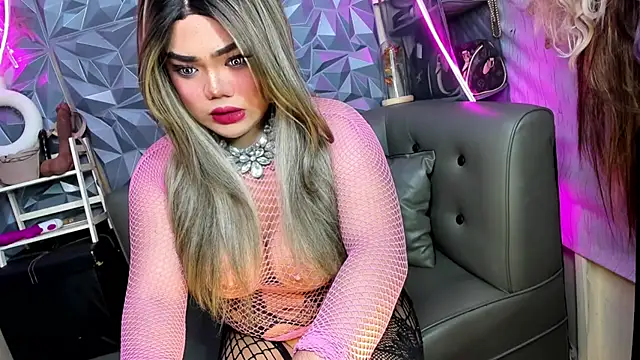 AlwaysHornyMia Webcam show