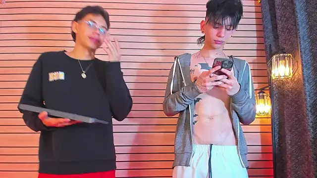 XXX chat uživo modela TheBatMansion