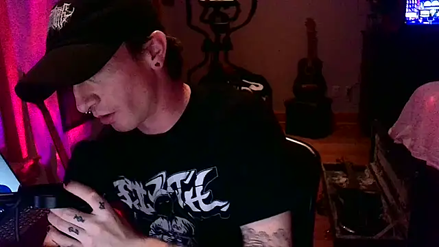 LEVIATHANX666: διαδικτυακό σόου στην κάμερα