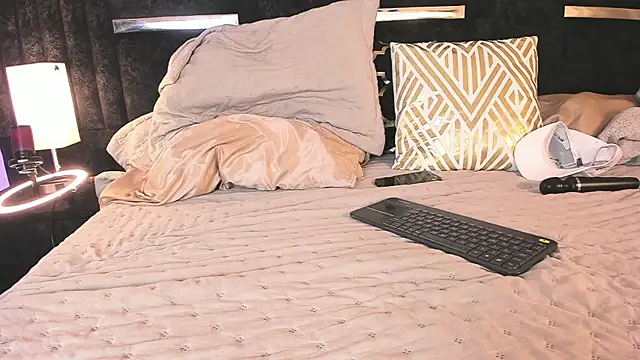 Show modela ItsMeEros na web-kameri