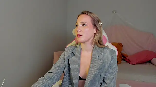 ElaraVoltage élő XXX-chatje