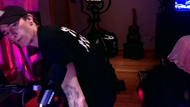 LEVIATHANX666: διαδικτυακό σόου στην κάμερα