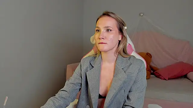 ElaraVoltage's Live XXX Chat