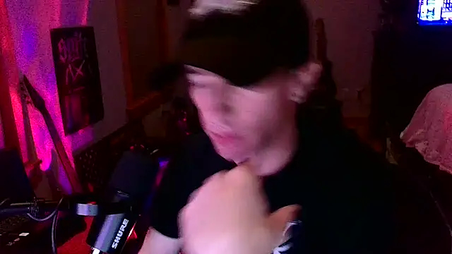 LEVIATHANX666: διαδικτυακό σόου στην κάμερα