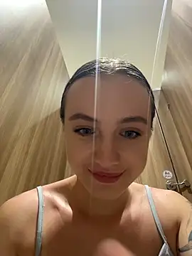 MiaTeeのライブXXXチャット