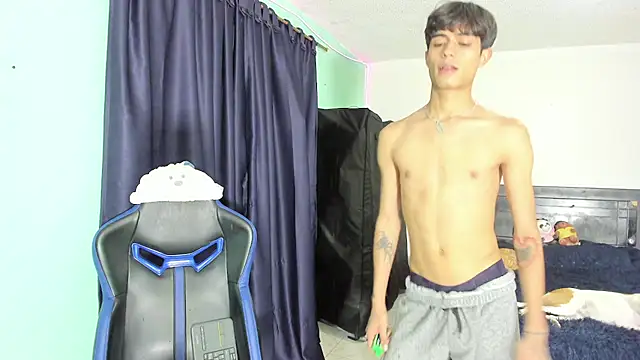 TYLERhHOT2005's Webcam Show