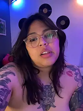 XXX chat uživo modela miacanela_xo