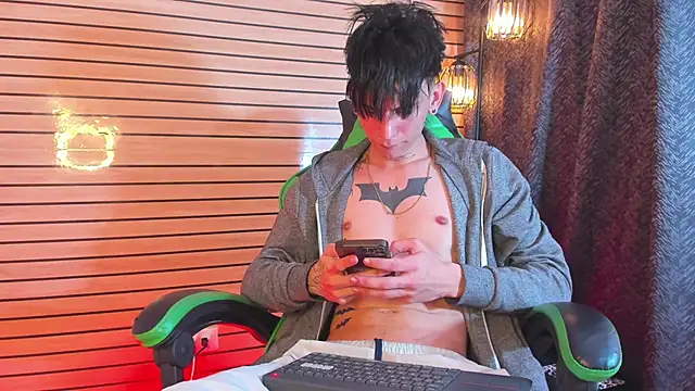 XXX chat uživo modela TheBatMansion