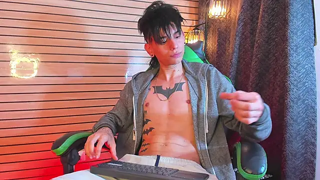 XXX chat uživo modela TheBatMansion