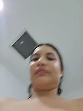 Pretty_Julieta's Live XXX Chat