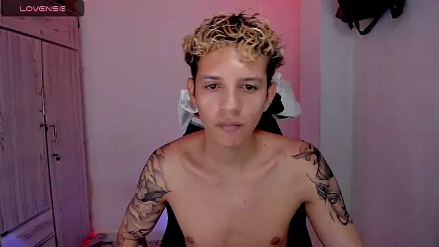 tylernova's Live XXX Chat