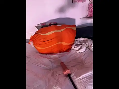 halana_squirts' Webcam Show