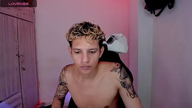 tylernova's Live XXX Chat
