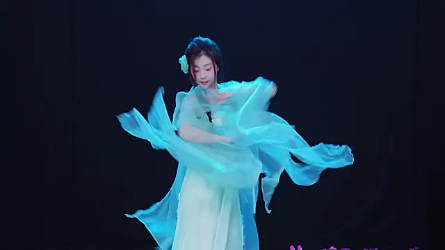 Comebaby-07: διαδικτυακό σόου στην κάμερα