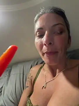 cumguzzler143's Webcam Show