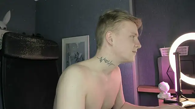 Show modela AlexxSweet na web-kameri