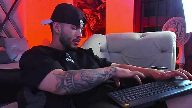 Vincentblack Adlı Modelin Canlı XXX Sohbeti