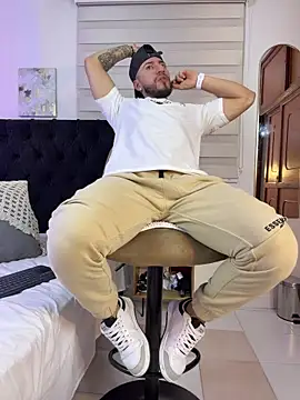 XXX chat uživo modela Thiago_Hill