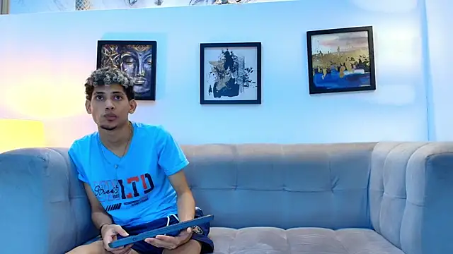 Show webcam de YOUNG_BOYS_HELL