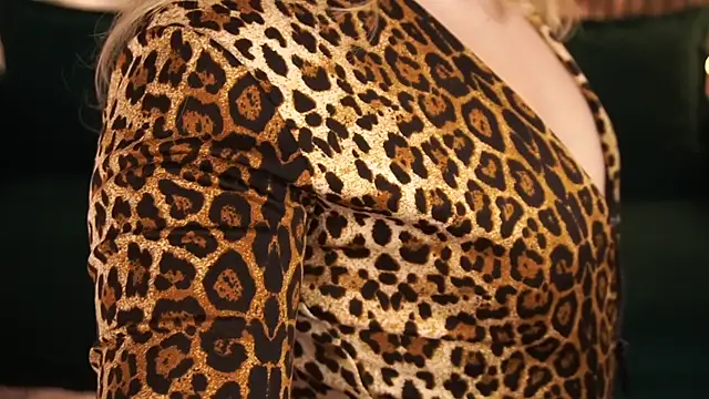 LauraWifeness Show Webcam