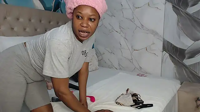 MystiqueTeee Show in webcam