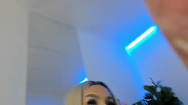 ArianaXO_: онлайн-секс-чат