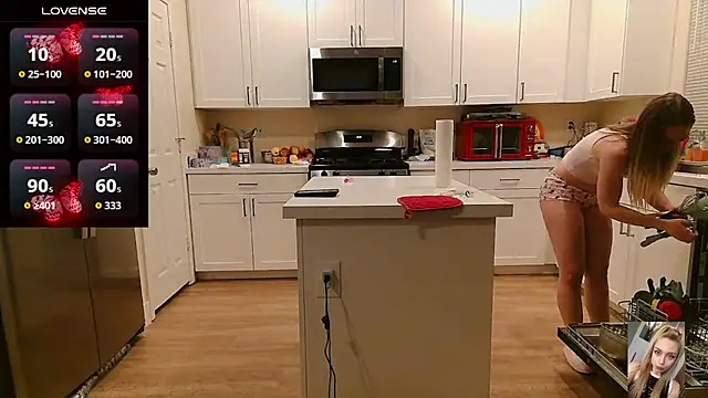 Blondiewithanass: онлайн-секс-чат