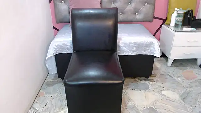 Chatroom XXX en direct de Little18Doll