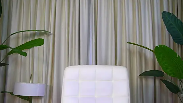 FoxieJullia's Live XXX Chat