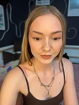 MilaMoone 即時 XXX 聊天