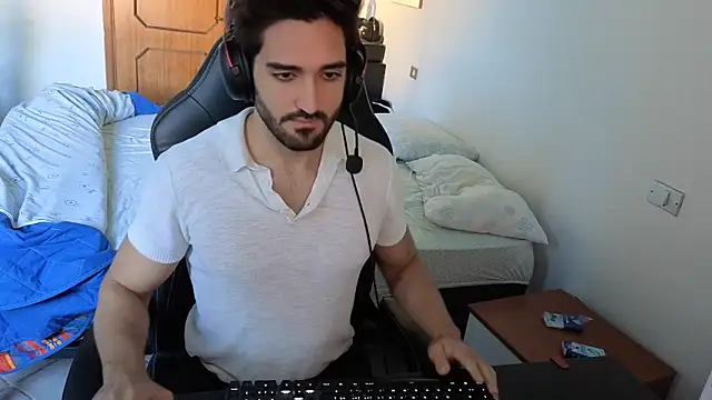 Al3xox02 Show in webcam